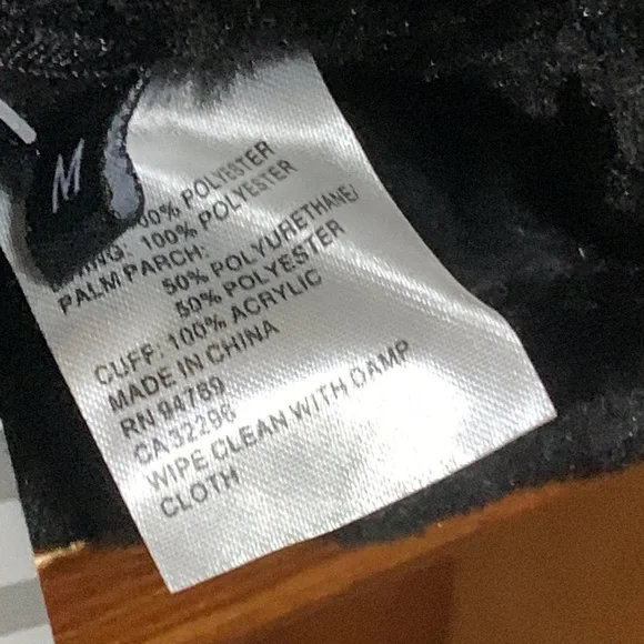 GH FASHION ACCESSORIES- Medium sized with faux fur black winter gloves🆕 - Picture 4 of 6